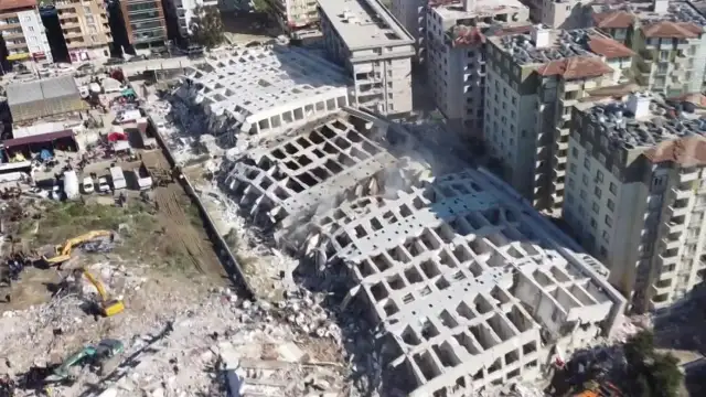 Rönesans Rezidans'la ilgili çarpıcı iddia: İkinci depremde binalar, toplanma alanındaki insanların üstüne devrildi