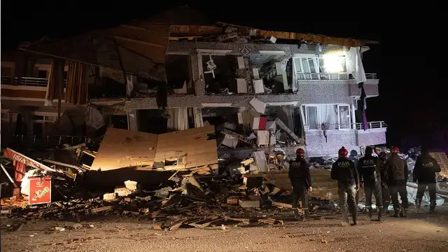 "Hatay'da insanlar yardım alamadığı için hasarlı evlerine girip malzeme almak zorunda kaldı"