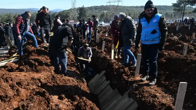 Depremde yaşamını yitirenler toplu mezarlara mı gömüldü?