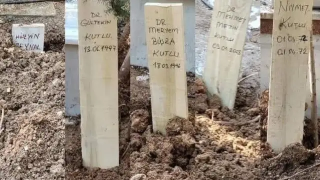 "Ailemi gömdüm geldim, ellerimle yazdım o tahtalara isimlerini: Çocukluklarını yaşamadılar doktor olacaklar diye"