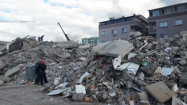 Bebeği kurtarmak için kolunu kestiren depremzede hayatını kaybetti