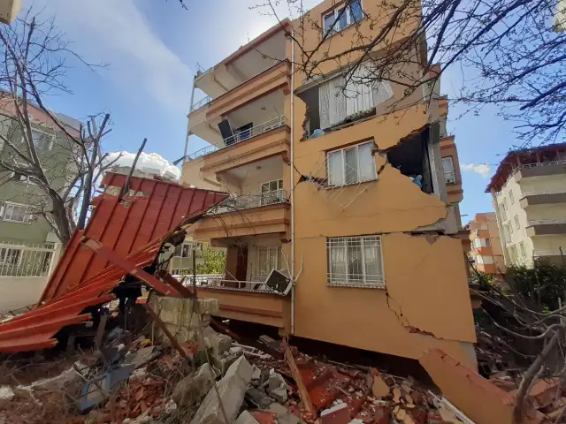 Hatay'da enkaza dönen binaya az hasarlı raporu verildi