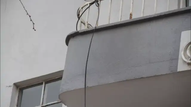 Balkondaki kablo anne ve iki çocuğunu hayata bağladı
