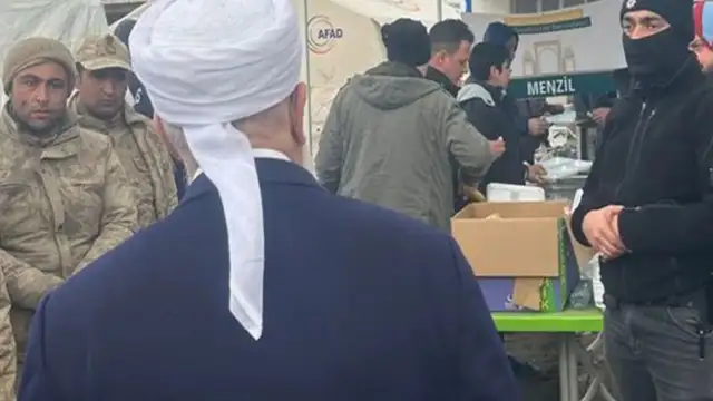 Depremzede çocuklar Menzil cemaatine teslim