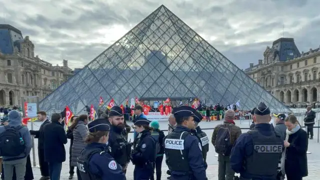 Paris’teki Louvre Müzesi’nden “paha biçilemez” tarihi mücevherler çalındı