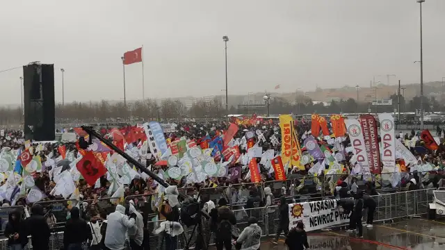 İstanbul Yenikapı başta olmak üzere 23 kentte Newroz ateşi yanıyor: "Yasımızla, öfkemizle alanlardayız"