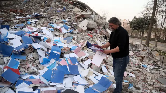 Yargılamalara ışık tutacak belgeler için enkaz önünde nöbette