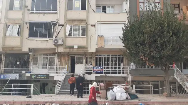 Hatay'da depremzedeler ağır hasarlı binalara ölüm riskine rağmen girmek zorunda kaldı