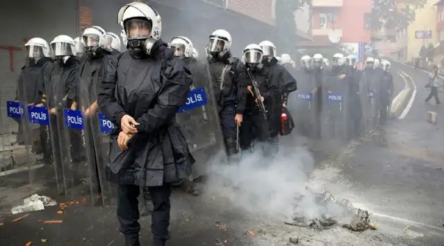 Halk enkaz altındayken biber gazı almışlar