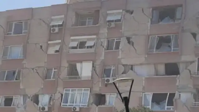 Antakya’da içinde kedilerin bulunduğu binanın yıkımı durduruldu