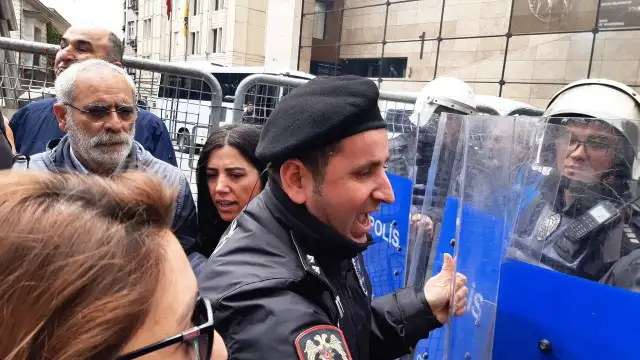 Cumartesi Anneleri, AYM kararına rağmen yine gözaltına alındı: "Galatasaray'da olmak anayasal hakkımızdır"
