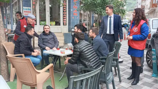 Manisa’da yüzlerce esnafın kapısını çalıp Kılıçdaroğlu için oy istediler