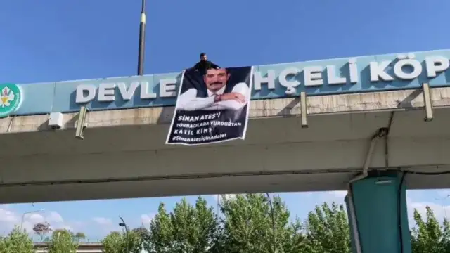 CHP’li başkan, Devlet Bahçeli Köprüsüne Sinan Ateş pankartı astı