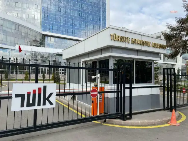 2024 yılında gençlerin yüzde 17,7'si eğitimini yarıda bıraktı veya bölüm değiştirdi