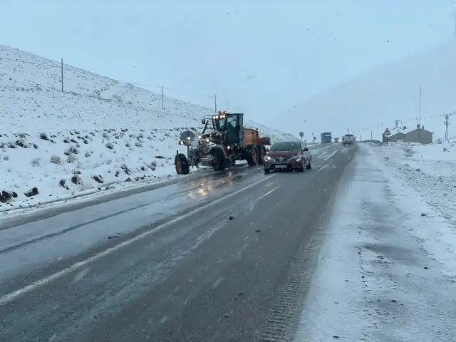 Van, Hakkari ve Muş'ta metrelerce kar altındaki yollarda çalışmalar sürüyor