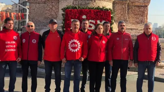 #1M2023 | DİSK Taksim'e çelenk bıraktı: "Yasaklı son 1 Mayıs olacak"