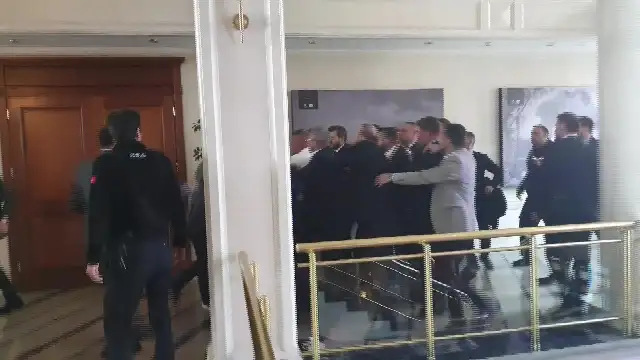 AKP'li İBB meclisi üyelerinden Medyascope muhabirine darp