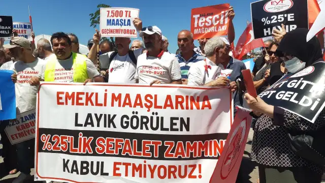 EYT yasası mağdurları Kadıköy'den seslendi: "İnsanca Yaşamak İstiyoruz" 
