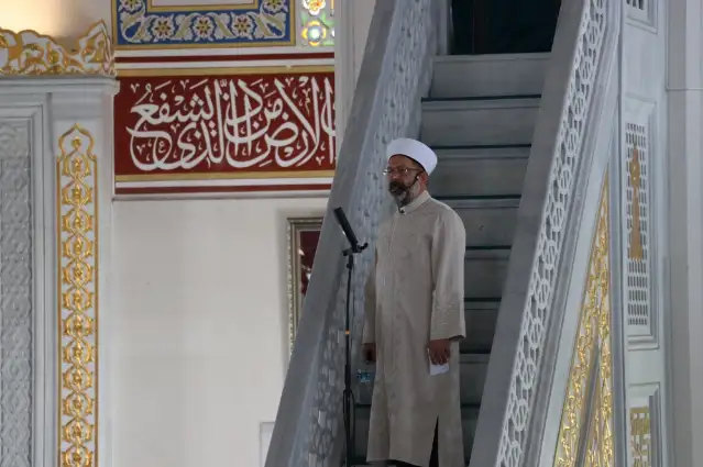 Diyanet'in cuma hutbesinde giyim tarzı ve estetik operasyonlar hedef alındı