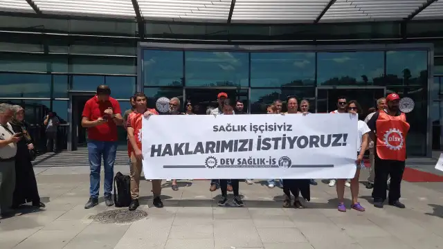 Dev Sağlık-İş Sendikası'na bağlı Sağlık İşçileri, Göztepe Şehir Hastanesi önünden Sağlık Bakanlığına seslendi