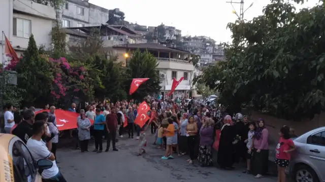 Mahalle halkı muhtar Sağlam'ı bağrına bastı