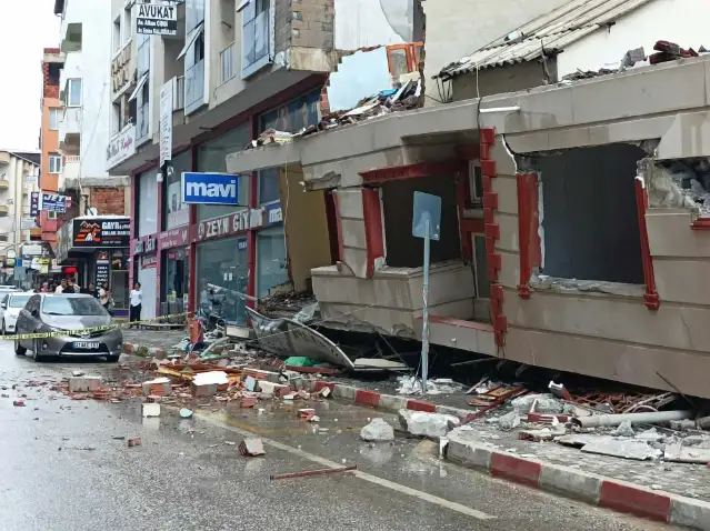 Depremde hasar gören evler için karar
