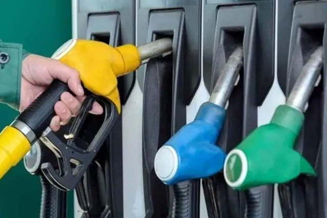Benzin ve motorine zam geldi