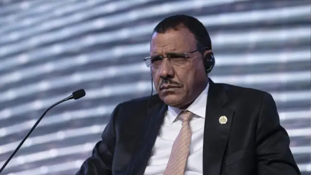 Nijer'de devrik lider Muhammed Bazum'a yakın isimlerin vatandaşlıkları düşürüldü