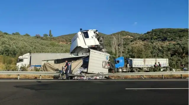 Bursa'da devrilen TIR'dan 25 ton enerji içeceği yola saçıldı
