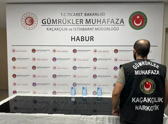 Habur Gümrük Kapısı'nda piknik tüpü içine gizlenmiş cep telefonu ele geçirildi