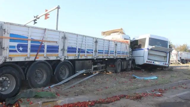 Manisa'da işçi servisi TIR ile çarpıştı: 1'i ağır 23 yaralı var