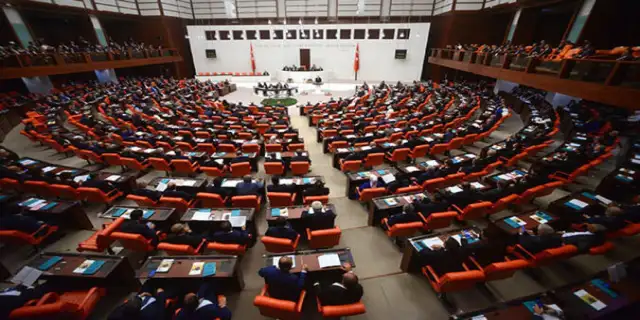 AKP'den anayasa referandumu mesajı: Baktık ki olmuyor, milletimize gideceğiz