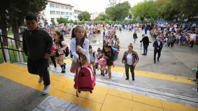 Okullar pazartesi günü açılıyor: 20 milyon öğrenci ders başı yapacak