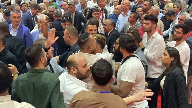 CHP İzmir İl Kongresi'ne arbede yaşanması üzerine ara verildi