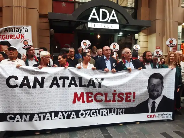 Av. Can Atalay’ın 110 gündür tahliye edilmemesi İstanbul Barosu önünde protesto edildi
