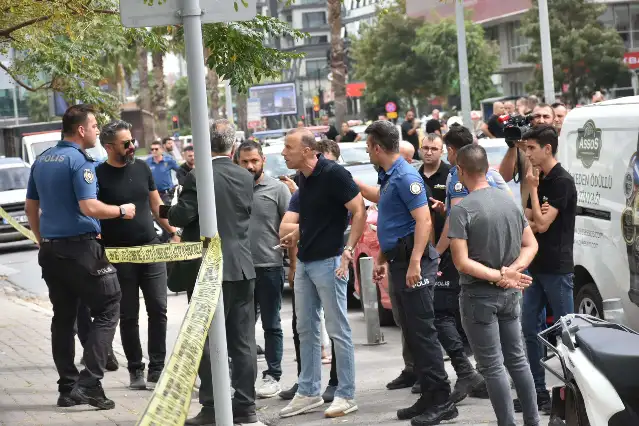 İzmir'de adliye önünde çatışma: 1 kişi hayatını kaybetti