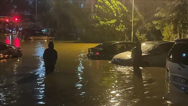 İstanbul'da selden etkilenen hanelere 15 bin lira yardım