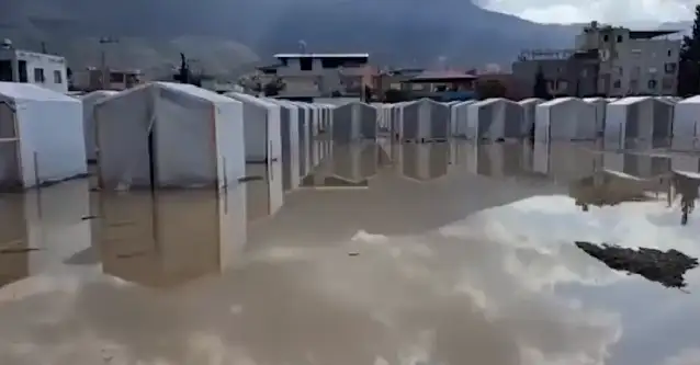 Daha kış gelmeden Hataylıların mücadelesi başladı: Konteyner evler sular altında
