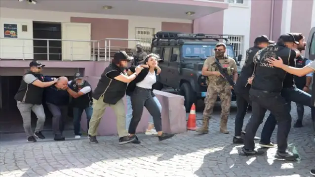 HDP İzmir il eş başkanları tutuklandı