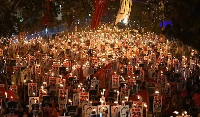 Kadıköy'de Cumhuriyet'in 100'üncü yıl için Zülfü Livaneli konseri