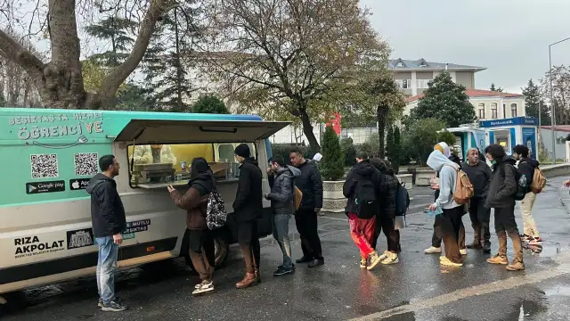 Beşiktaş Belediyesi'nden öğrenci dostu uygulama: Öğrenci'Ye ile gençler ücretsiz yemeğe erişebiliyor