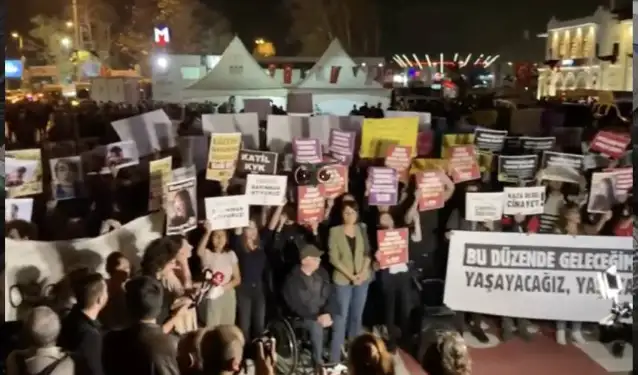 İstanbul ve İzmir'de öğrenciler Zeren Ertaş için sokakta