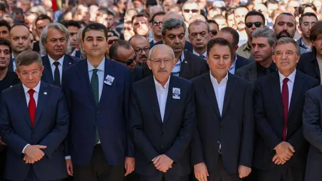 Çok sayıda siyasi, Ali Babacan'ın babasının cenazesinde bir araya geldi