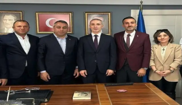 Türkiye'de yargı manzaraları: Başsavcı, AKP ilçe başkanlığı ziyaretinde