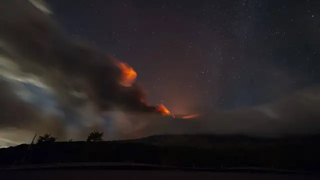 İtalya'da Etna Yanardağı güçlü şekilde kül ve lav püskürttü