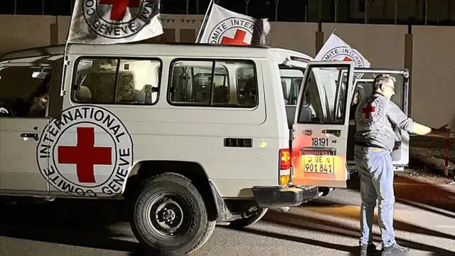 Hamas, İsrail saldırısında ölen 4 İsrailli esirin cenazesini Kızılhaç'a teslim etti