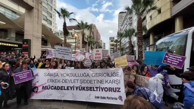 İzmir’de Kadınlar "Şiddete hayır!" dedi..