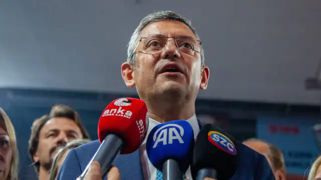 CHP lideri Özgür Özel AYM önünden seslendi: Erdoğan liderliğinde bir kalkışma var
