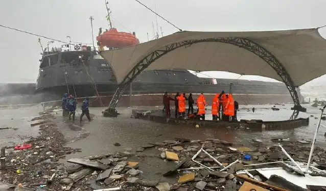 Fırtına gemiyi ikiye böldü: 13 mürettebat kurtarıldı