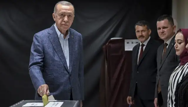Kulis: Erdoğan, yaptırdığı anketlerde "yüzde 1 önde gözüken" kişiyi arıyor
